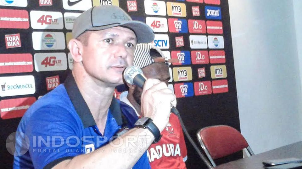 Pelatih Madura United, Gomes de Oliviera mengaku lega dengan raihan timnya. Copyright: &copy; Ian Setiawan/INDOSPORT